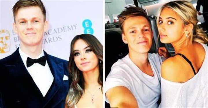 How did caspar lee meet his girlfriend?