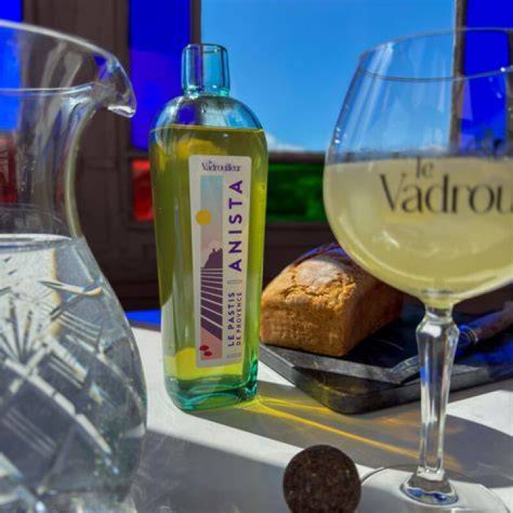 Why does pastis turn white?